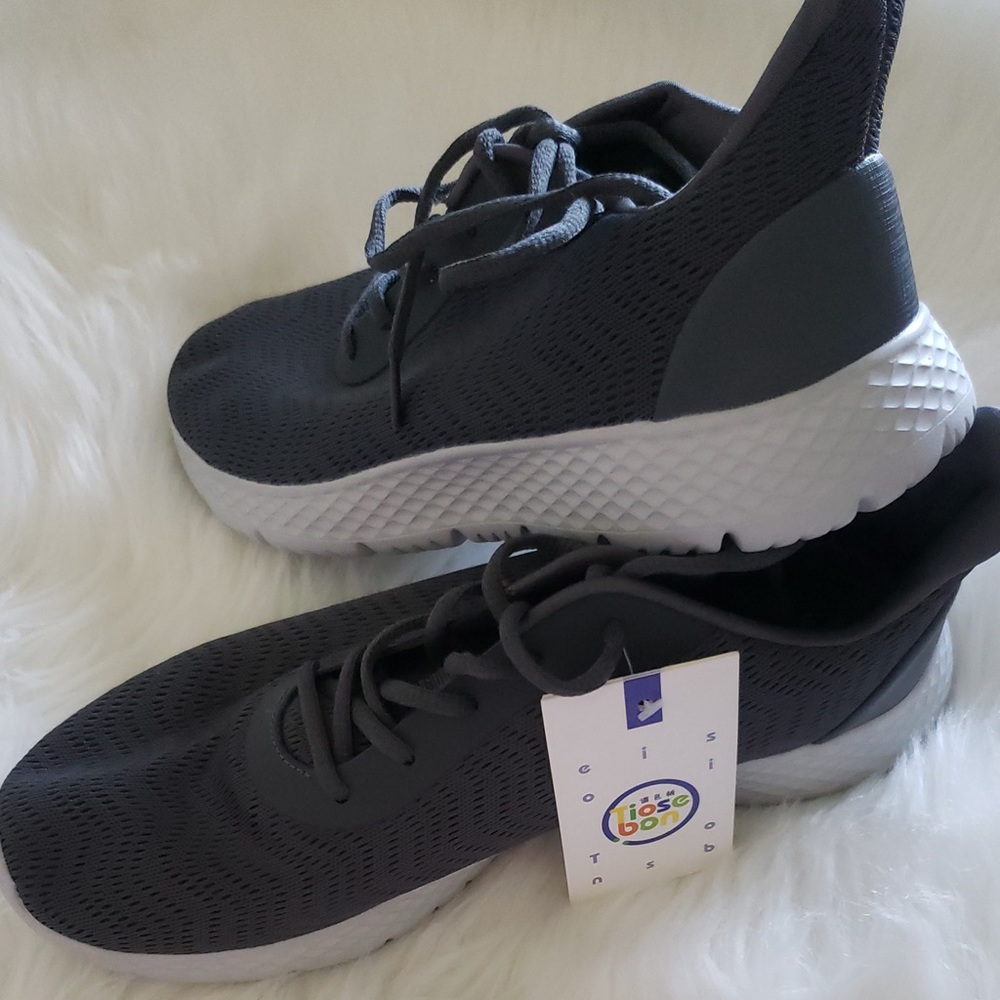 Gray tennis shoes
